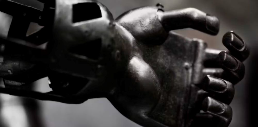 A mechanical iron hand from the 16th century