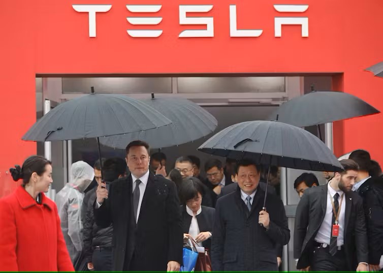 Elon Musk walks with Shanghai Mayor Ying Yong during the groundbreaking ceremony for a Tesla factory in Shanghai