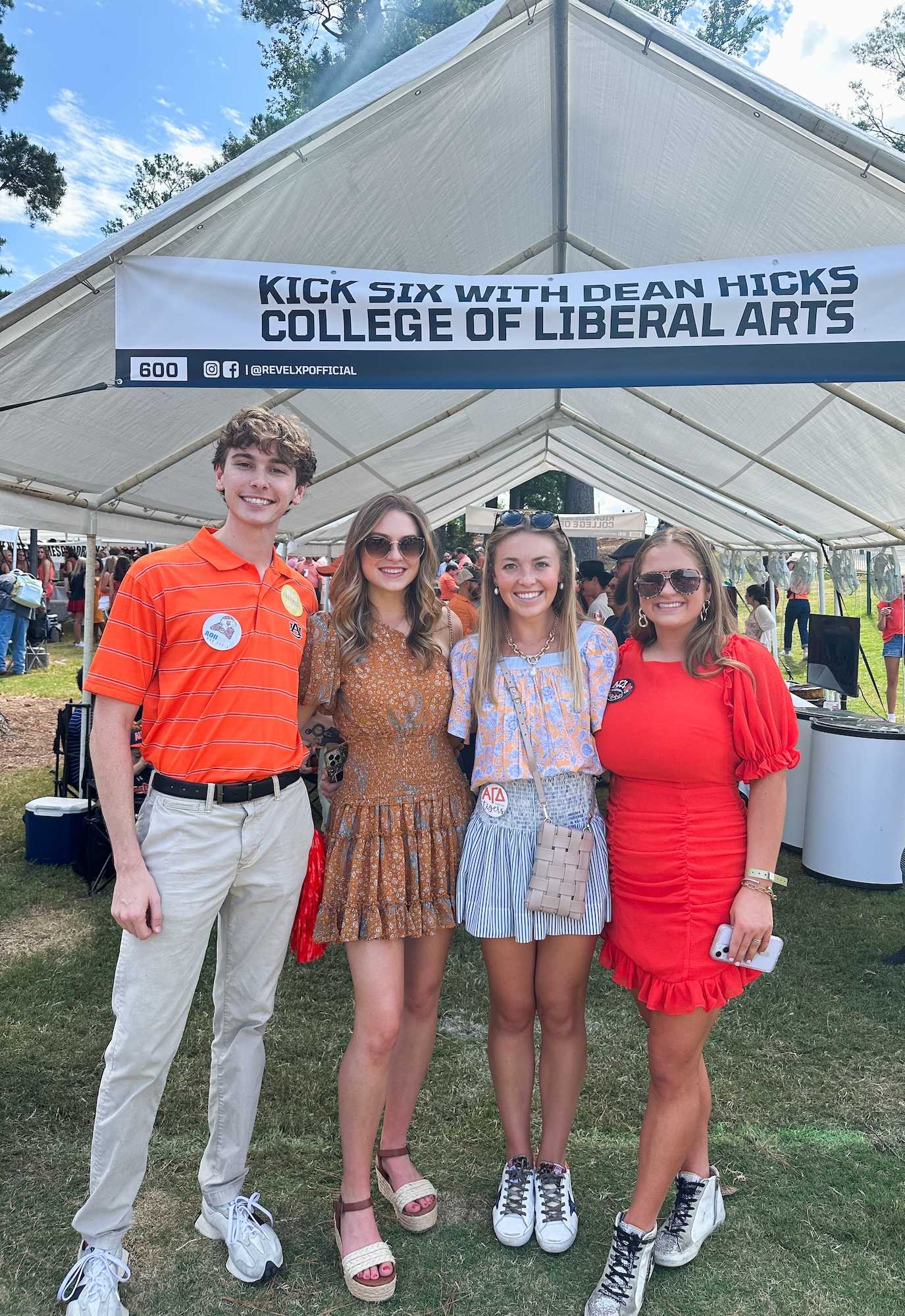 alumni and students at tailgate